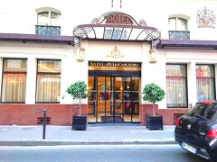 約1時間ほどでHôtel Saint-Pétersbourg Opéra & Spaに到着。
オペラ座やギャラリーラファイエットから徒歩5分ほどの場所に位置しており、最高の立地です。

