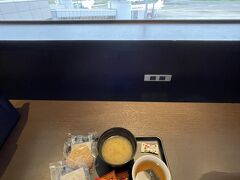 最近の食生活はベジファースト。
徹底して、コレステロールを取らない様に気をつけています。

だってーいつまでも健康に旅したいからねー！

なのに、ラウンジ飯は炭水化物オンリー。。。
