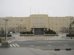 和歌山県庁舎を左手に眺めつつ…。