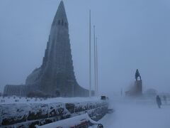 ハットルグリムス教会。

雪が降っていて強い風が顔に刺さるようで痛い・・・
変わった形、ロケットのようですが、アイスランドの溶岩玄武岩の風景を表したものなんだとか。