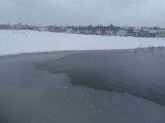 チョルトニン湖。
ほとんどの部分が凍っていて、湖を渡っている人もいましたが、万が一割れて落ちちゃったらと思うと、私にはそんな度胸はないです・・・