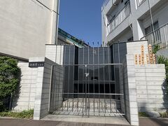 法性寺にやってきましたが、
閉まっていました。