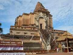１０時３５分、旧市街のほぼ中心にあるワット・チェーディー・ルアンにやってきました。

今回の北タイ旅行でもすでに何度か訪れている寺院ですが、明るいうちに訪れたのはこれが初めてかも。