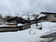 鷲倉温泉は弱硫黄泉と鉄鉱泉の2種類のお湯が楽しめるようで、
冬季休業が終わったら訪れたい温泉のひとつ。