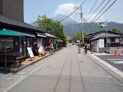 さっそく、湯の坪街道に歩いて行きます。

駐車場からはすぐです。　向こうに由布岳が見えました。