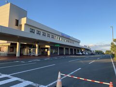 地元スーパーを堪能して、
三沢空港に到着。