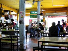 １２時３０分、いい時間になったので、チェンマイ旧市街の北の出口近くにある“ジョーク・ソムペット”（Jok Sompet）という大衆食堂のようなお店で昼食。

店内はけっこうな客で賑わっています。

【Tripadvisor～ジョーク・ソムペット】
https://www.tripadvisor.jp/Restaurant_Review-g293917-d3846973-Reviews-Jok_Sompet-Chiang_Mai.html
