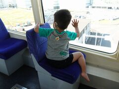 　今回の宿泊先は浅草橋。京急に乗れば乗り換えなしなのは重々承知で、２度の乗り換えを要するモノレールに乗りました。
　最近、我が子がYouTubeで東京の電車にも感心が増し増しなので、何か見せてやれないかと思ったのです。
