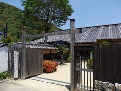噴水に近い旧目加田家住宅を見学します。
両袖瓦（りょうそでがわら）という岩国地方独特の地瓦で組まれた屋根が見所なんだとか。