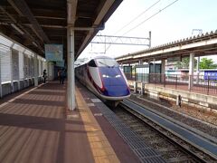 だんごを買って、大石田駅に戻る。
在来線の電車を待っていたら、同じホームに山形新幹線が入ってきた。
在来線と同じ線路とホームを使っている新幹線。

