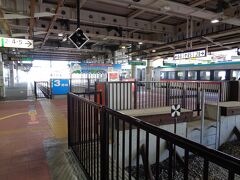 大石田駅から新庄駅まで電車に乗る。

新庄駅の珍しかったところは、跨線橋や地下道を使わずに、隣りのホームに行けること。
通路が線路を分断していた。