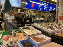 徒歩で近江市場へ移動、海鮮をその場で食べることもできますね。