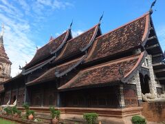 １３時４０分、やってきたのは城壁北側に立ち並ぶ最後の寺院、“ワット・ローク・モーリー”（Wat Lok Molee）。

創建は１４～１５世紀と古く、寺院内の建築物群もいい具合に色褪せていて、歴史を感じさせる寺院となっているところです。

【amazing THAILAND～ワット・ローク・モーリー】
https://www.thailandtravel.or.jp/wat-lokmolee/