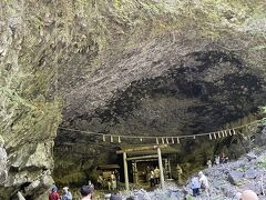 天岩戸神社から少し奥に歩いていった所には天安河原があります。アマテラスオオミカミが岩戸に隠れたときに神々が神議したとされる場所です。