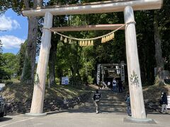 ランチを終えたら天岩戸神社へ。多くの人が来ていて、奥の方の臨時駐車場へ停めました。