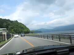 山中湖の北岸のマリモ通りを走ります。
宿がポツリポツリ。見た感じ豪華なのは、コーユー倶楽部山中湖畔サロン。会員制（ジャパントータルクラブ）なので、泊まれません。
