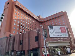 今回はすすきのの札幌東急REIホテルに泊まります。
ここからならどこでも徒歩圏内で飲み食いに出かけられます。