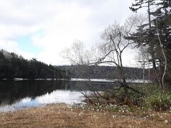 尾瀬沼の北側を歩きます