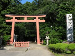 香取神宮。出雲の国譲りの神話において、大国主神から葦原中国（あしはらのなかつくに / 現在の日本）を譲り受けるために交渉役として天照大神から遣わされた経津主大神（ふつぬしのおおかみ）と武甕槌大神（たけみかづちのかみ）の二神のうち、経津主大神を御祭神としている（武甕槌大神は香取神宮から20kmも離れていない鹿島神宮の御祭神）。