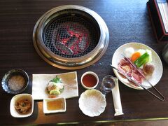 塚原の里で昼食。地鶏定食（2200円）をいただく。鶏肉は心地よい歯ごたえがあって、確かにうまい。