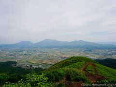 大観峰から見た阿蘇五岳。
ここからは阿蘇五岳が涅槃像のように見えると言われています。

阿蘇の町、パッチワークのような田畑も美しいですね。