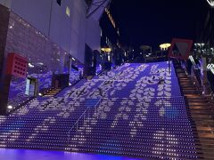 バイキングを食べた後はお散歩に
京都駅の大階段へ
イルミネーションが色とりどりに楽しませてくれました