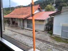 比婆山駅。赤い屋根が印象的。