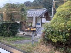 平子駅。なぜか観光地仕様の待合室。