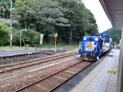 列車を待っていると、奥出雲おろち号がやって来ました。