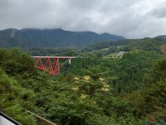 スイッチバックを抜けるとおろちループが見えてきました。電車にしろ道路にしろ、山の中を切り開いて進んでいることが分かります。