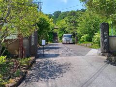 まずは午前10時過ぎに北鎌倉駅着。月曜なのに電車はそこそこの人出。まずは思うところあり縁切り寺として有名な東慶寺へ。