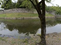 彦根城のお堀で船が見えました。綺麗に整備されていますね。