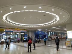 那覇空港国内線ターミナルビルの到着ロビーにやってきました。
只今の時刻は午後6時23分です。