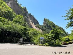 佐渡金山の見学を終え、「道遊（どうゆう）の割戸」の矢印を見つけたので、少し坂道を上っていくことにします。

どこまで行っても「割戸」が見つからず、近くにいた観光タクシーの運転手さんに訊ねると、「あれだよ！」と。う～ん、私が事前に見ていた「割戸」とはちょっと違うんだけどなぁ～。みなさんが撮影されていた場所はどこ（^^;）？？

今回訪れるまで知りませんでしたが、「道遊（どうゆう）の割戸」は、佐渡金山のシンボルなのだそうです。
Ｖ字に見える部分は、江戸時代に人力で真っ二つに掘り割られた跡で、幅は約30ｍ、深さは約74ｍにも達してるとのこと。

いったいどれだけの人たちが、どれほどの時間をかけて掘り進められたのか、想像も尽きません。

帰りの路線バスが、１時間待ちなので、歩いて戻ることにします。