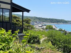 「時鐘楼」前にある広場からの眺め。
左の建物は、カフェ「京町茶屋」。こちらでお茶しながら、佐渡の海を眺めるのもよさそうです。