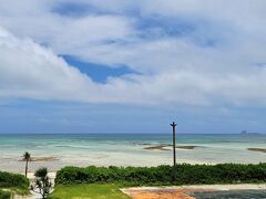 午前中にはての浜ツアー。お昼にはホテルに戻ってきました。
朝の真っ青な海が潮が引いて砂浜状態。