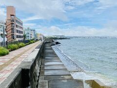 梅雨どき沖縄旅行の続きです。
北谷のホテルサンセットアメリカンから出発！
3日目にしてようやく天気が回復傾向♪ 目の前の宮城海岸はまだまだ波が荒いようですが、今日は8:30から青の洞窟で体験ダイビングです。天気よ頑張ってくれ～