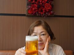 予定では「新大和」というレストランでお昼を食べるはずでしたが、営業時間が変更されていたので「ロイヤル・ホスト」に入りました。まずは楽しい旅を願って生ビールで乾杯です。
