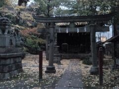 階段降りたところに四合稲荷神社。