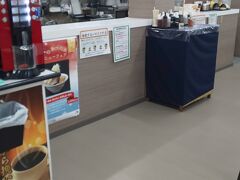 佐野サービスエリアは工事をしてて仮設店舗でした。