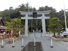 初めに小國神社に行きます。
約1460年の長い歴史をもつ神社です。
少し雨が降って来ました。