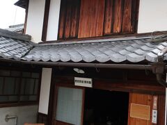 資料館の奥に進むと近江八幡市立歴史民俗資料館があります。
こちらは江戸時代末期の民家を修復した建物です。