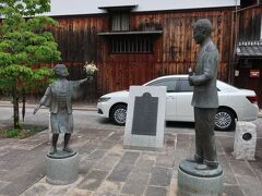 会社の向かいの歩道にはヴォーリズと少女の像が立っています。
日本に帰化した後の名は一柳米来留（ひとつやなぎ めれる）、元祖キラキラネームです。