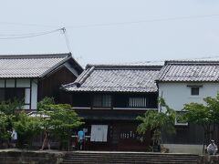 喜兵衛という郷土料理のお店が見えます。
建物は江戸末期の商家を利用しているそうで、よく時代劇のロケで使用されているそうです。