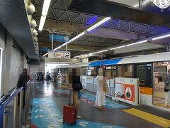 東京モノレール 浜松町駅


羽田空港へはいつも地下鉄で行ってしまうので、天空橋という素敵な名前の駅を知りませんでした。
今日も地下鉄で羽田まで行って天空橋まで折り返す方が簡単ですが、せっかくだからモノレールを始発から乗ってみたい。
