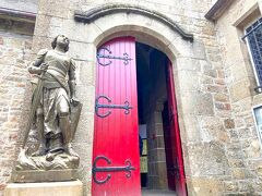 サン・ピエール教会の入り口。「グラン・リュ」沿いにありますが、小さな教会なのでうっかり見落としてしまいそう。入り口には、大天使ミカエルのお告げを聞いて戦争でフランスを勝利に導いたとされる「ジャンヌ・ダルクの像」。
