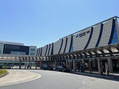 ●福知山駅

ということで、東京から新幹線と在来線を乗り継ぎ、約４時間かけて、最初の目的地である京都府福知山市の「福知山駅」へとやってきました。
いや～、それにしても思ってた以上に遠いですねぇ。。。