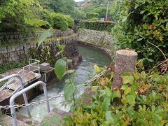 ライフジャケットを身に着けてガイドさんと共に出発です。

まずは大津閘門上の橋を渡ります。

閘門とは高低差のある水路に舟を通すための水位調整用の門です。当時この大津閘門を境に疏水の水面の高低差は約1.5メートルあり、日本初のレンガ造りの本格的閘門として注目を浴びました。（ＨＰより）

