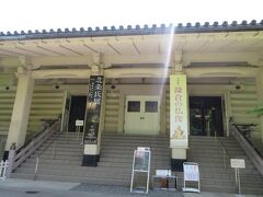 本館の建物は昭和3年（1928年）に建てられたそうで国の有形登録文化財に指定されています。
日本銀行小樽支店や歌舞伎座（第三期）を設計した岡田信一郎氏の設計。
