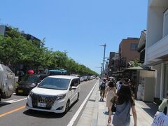 若宮大路を鎌倉駅方向へ戻ります。
人が多くなってきました。